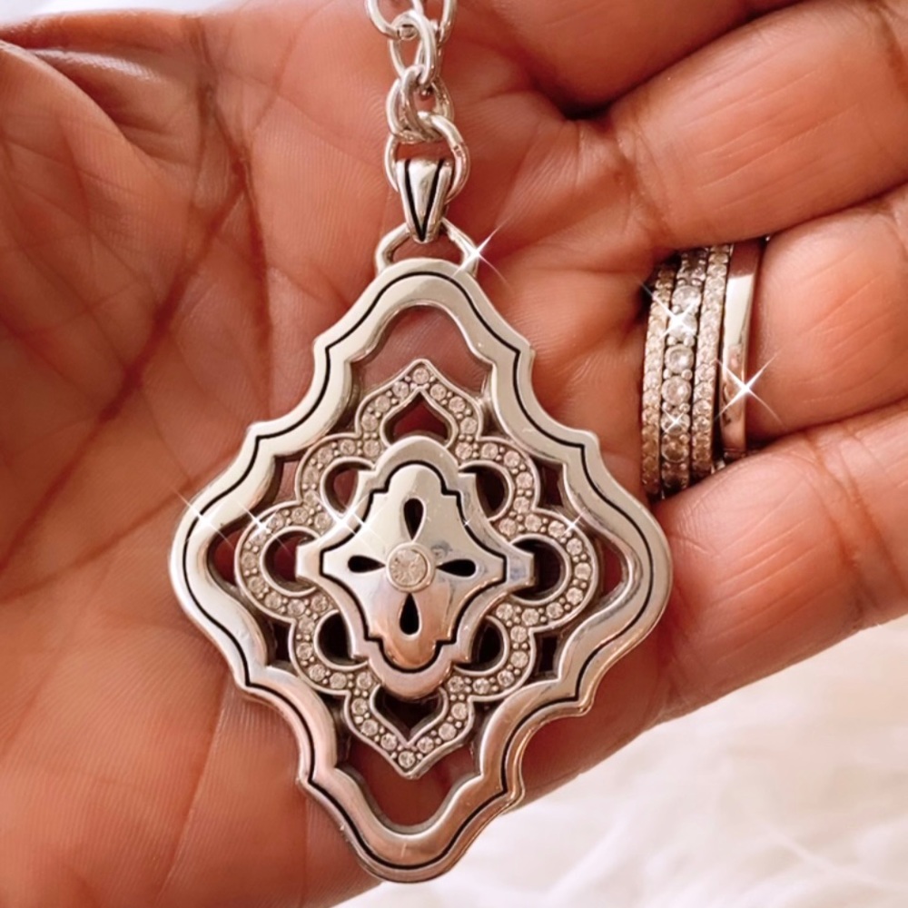 Beautiful Pandora silver pendant, necklace with crystals and silver chain.